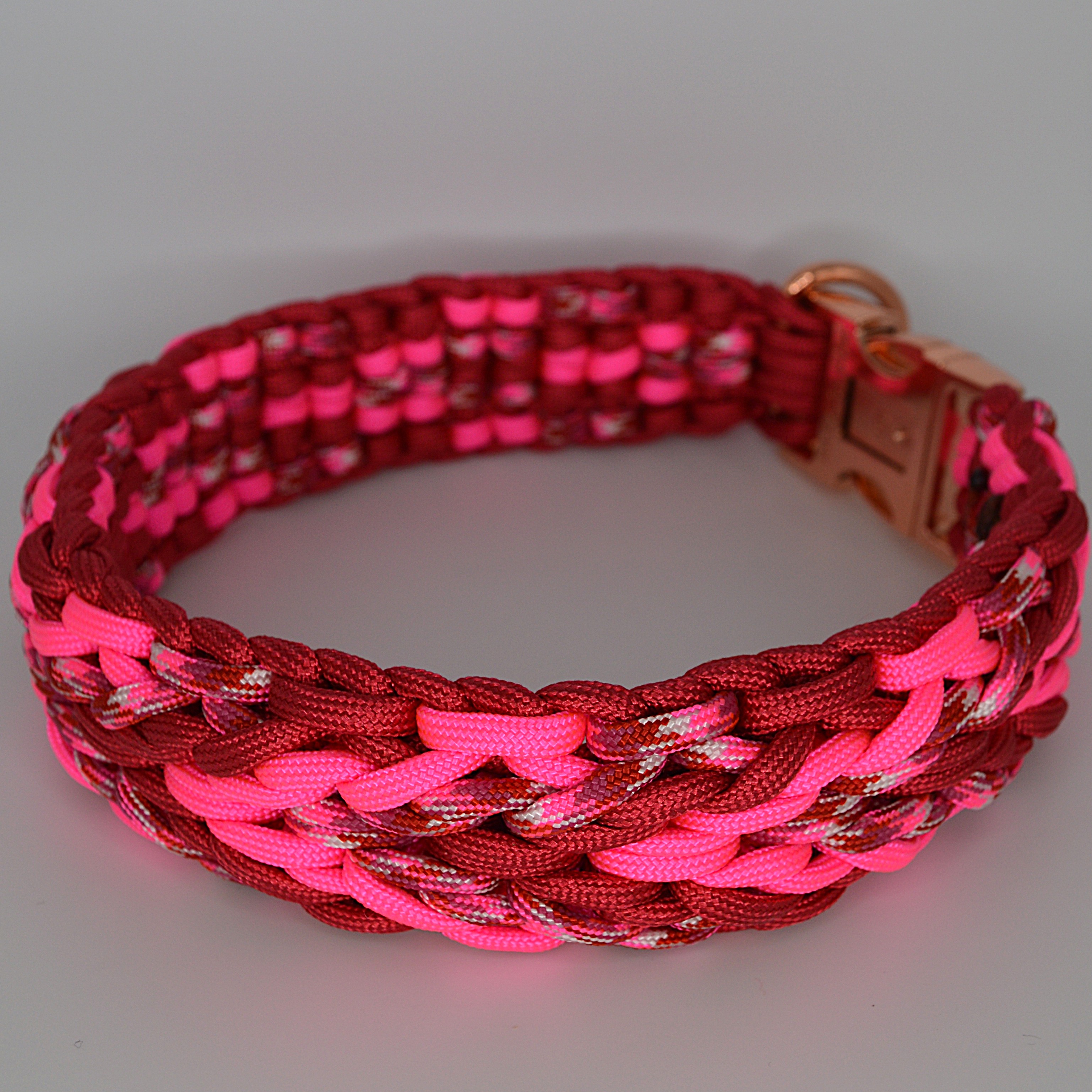 Handgemachtes Paracord Hundehalsband Confusion reversed in Pink 